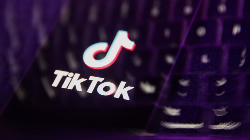 TikTok lance une nouvelle fonctionnalité qui vous permet de trouver des chansons en les chantant ou en les fredonnant